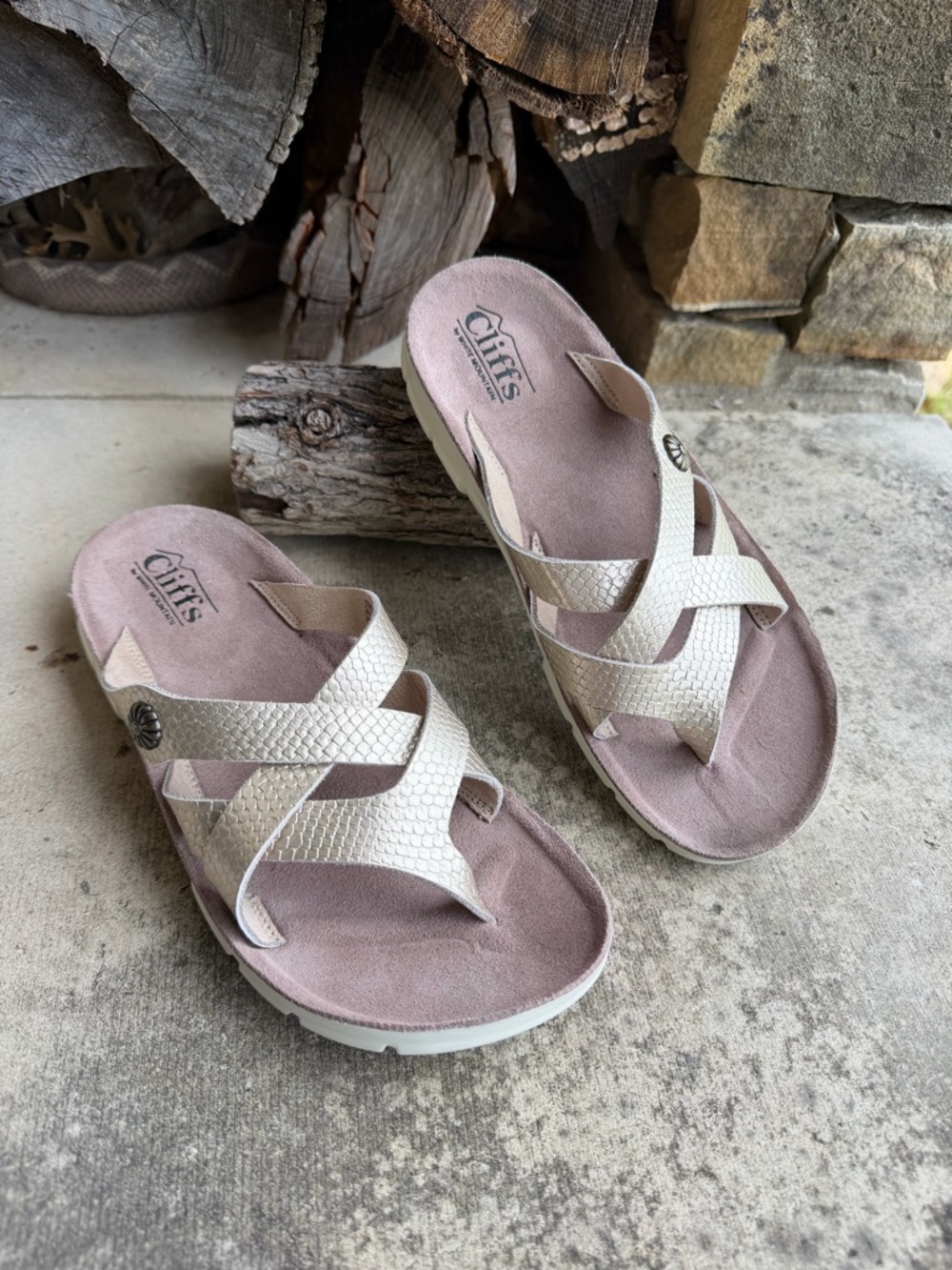 Cliffs by WHITE MOUNTAIN Women's Metallic Crisscross Sandals Sz-7M.  Y
